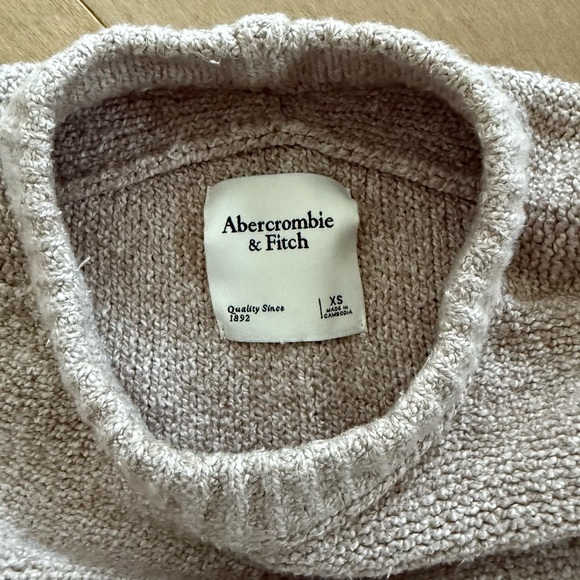 NWOT Women's A&F Abercrombie Madeline Textural Crew Sweater XS Sand - Picture 3 of 4